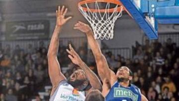 <b>REBOTE DEL MADRID. </b>Massey y Eley luchan por un balón.