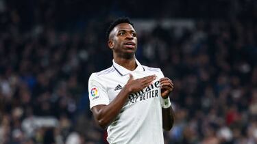 Vinicius celebra su gol al Valencia señalándose el escudo del Real Madrid.