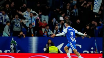 BARCELONA, 24/11/2025.- El delantero del Espanyol Roberto Fernández celebra su gol, segundo del equipo, durante el partido de la jornada 13 de LaLiga EA Sports entre el RCD Espanyol y el Sevilla FC, este lunes en el RCDE Stadium. EFE/ Alejandro Garcia
