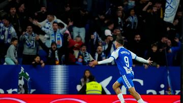 BARCELONA, 24/11/2025.- El delantero del Espanyol Roberto Fernández celebra su gol, segundo del equipo, durante el partido de la jornada 13 de LaLiga EA Sports entre el RCD Espanyol y el Sevilla FC, este lunes en el RCDE Stadium. EFE/ Alejandro Garcia