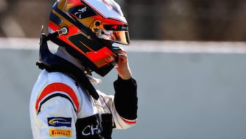 Stoffel Vandoorne espera mientra la gr&uacute;a se lleva el McLaren al box durante los test de Montmel&oacute;.