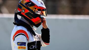 Stoffel Vandoorne espera mientra la grúa se lleva el McLaren al box durante los test de Montmeló.