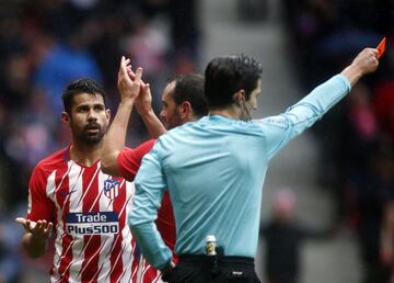 Munuera Montero expulsa a Diego Costa por segunda amarilla tras la celebración con la grada del 2-0.