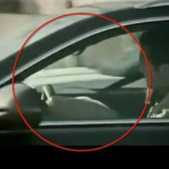 Solari llegó para despedirse con alguien oculto en el coche