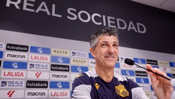 SAN SEBASTIÁN, 11/08/2023.- El entrenador de la Real Sociedad, Imanol Alguacil, da una rueda de prensa este viernes en Zubieta en la víspera de su primer partido de LaLiga que el equipo guipuzcoano disputará en casa frente al Girona. EFE/Javi Colmenero
