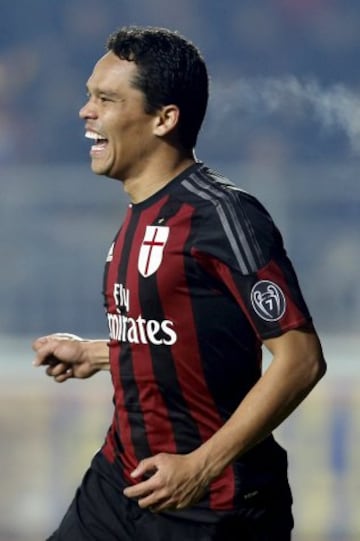 Carlos Bacca anota su octavo gol con el Milan 