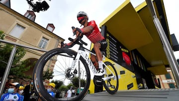 CAHORS, FRANCE - JULY 22: Nairo Alexander Quintana Rojas of Colombia and Team Arkéa - Samsic wearing the women's team jersey they will wear in the 1st edition of the Tour de France during the team presentation prior to the 109th Tour de France 2022, Stage 19 a 188,3km stage from Castelnau-Magnoac to Cahors / #TDF2022 / #WorldTour / on July 22, 2022 in Cahors, France. (Photo by Dario Belingheri/Getty Images)