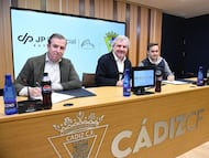 Javier Rumbo, a la derecha, CEO de JP Financial. El presidente del Cádiz, Manuel Vizcaíno, en el centro. A la izquierda, Pedro Muñoz, también CEO y fundador.