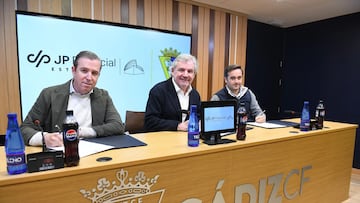 Javier Rumbo, a la derecha, CEO de JP Financial. El presidente del Cádiz, Manuel Vizcaíno, en el centro. A la izquierda, Pedro Muñoz, también CEO y fundador.