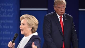 TOPSHOT - Republican presidential candidate Donald Trump listens to Democratic presidential candidate Hillary Clinton during the second presidential debate at Washington University in St. Louis, Missouri on October 9, 2016. / AFP PHOTO / Paul J. Richards