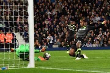 0-1. Michy Batshuayi anotó primer gol.