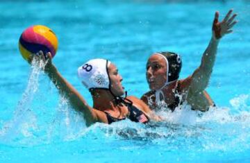 La jugadora estadounidense Kiley Neushul intenta el pase ante Dominique Perreault de Canadá durante la primera ronda de waterpolo femenino.