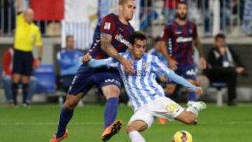 Albentosa, disputa por el bal&oacute;n en el partido frente al M&aacute;laga.