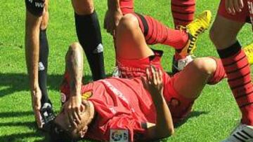 <b>LESIÓN. </b>Javi Márquez se lamenta en el suelo tras sufrir un duro golpe en el tobillo izquierdo.