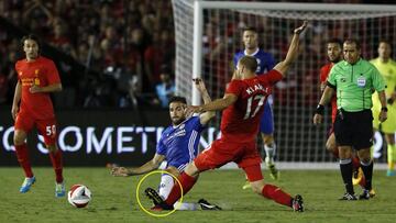 Entrada de Cesc F&agrave;bregas al jugador del Liverpool Ragnar Klavan por la que el internacional espa&ntilde;ol del Chelsea vio la roja directa en el partido amistoso de la International Champions Cup que enfrent&oacute; a ambos equipos.