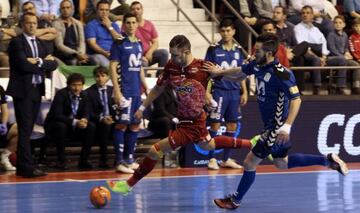 Cardinal (ElPozo Murcia) y Rafael (Movistar Inter), ambos goleadores durante el partido, pujan en una jugada de la final, en el Quijote Arena de Ciudad Real.