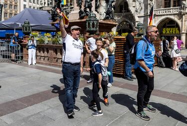 Los aficionados madridistas disfrutan de un buen día en Marienplatz, la plaza central de Múnich. 