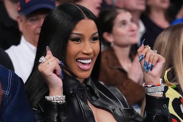 Cardi B, rapera, cantante, compositora, actriz y empresaria estadounidense, en las gradas del Madison Square Garden para presenciar el cuarto partido de la eliminatoria de Playoffs entre los Boston Celtics y los New York Knicks.