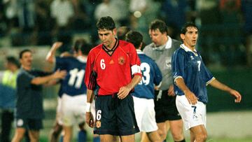 Egomitis, con camiseta azul y el número 7, en una imagen junto a Fernando Hierro, tras finalizar el partido en 1998 ante España.