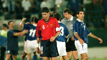 Egomitis, con camiseta azul y el n迆mero 7, en una imagen junto a Fernando Hierro, tras finalizar el partido en 1998 ante Espa?a.