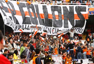 La afición del Valencia se volcó con el equipo, que comenzó la jornada a solo dos puntos del descenso. 