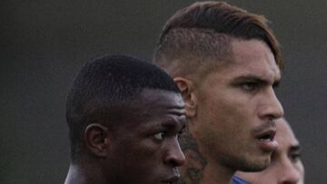 Paolo Guerrero junto a Vinicius Junior durante un entrenamiento con Flamengo.