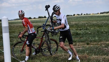 Great Britain&#039;s Christopher Froome (R) carries his bicycle next to Belgium&#039;s Jasper De Buyst after falling into a ditch in the last kilometers of the first stage of the 105th edition of the Tour de France cycling race between Noirmoutier-en-l&#0