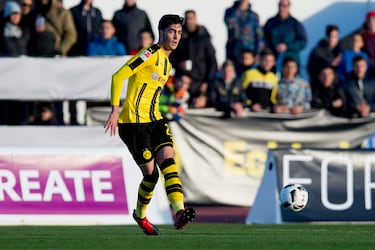 El jugador de Pamplona salió del equipo de su vida, el Osasuna, para recalar en el Borussia Dortmund en la temporada 16/17.