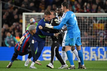Arnau Tenas y Dani Carvajal fueron protagonistas al final de El Cl¨¢sico. El portero se cruz¨® con el lateral y ambos se encararon. Sus compa?eros trataron de parar el incidente.