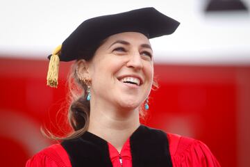 Quiz uno de los casos ms conocidos, por coincidir con su papel de Amy Farrah Fowler en la famosa serie 'The Big Bang Theory'. Mayim Bialik consigui en 2008 su doctorado en Neurociencia por la Universidad de California.