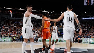 Mario Hezonja y Gabriel Deck, aleros del Real Madrid, se animan tras una acción en la pasada Copa en el Roig Arena ante el Valencia.