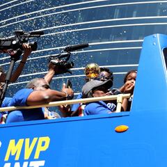 Los Warriors celebran su anillo por las calles de Oakland