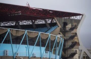 Parte del techo de la grada de Río del estadio de Balaídos ha perdido la cubierta debido al temporal que ha obligado a decretar la alerta roja en las Rías Bajas.