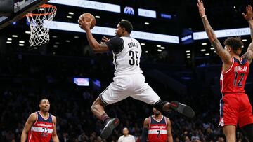 Trevor Booker lanza ante los Wizards.