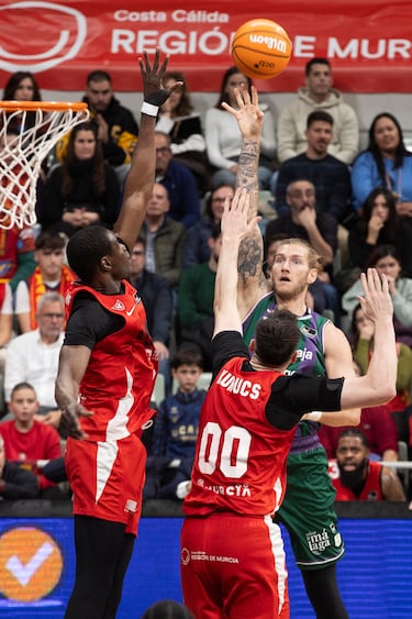 El Unicaja resuelve en Murcia y se clasifica para la Copa