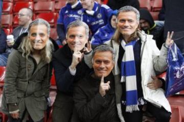 Aficionados con máscaras en el Stoke City-Chelsea.