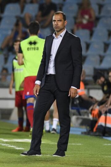 ESNAIDER exfutbolista y entrenador desde 2008, en abril de 2006 es fichado por el Getafe para tratar de sacar el equipo del descenso, sin mucho éxito, a pesar de esto es renovado para dirigir al equipo azulón en segunda división esta temporada.