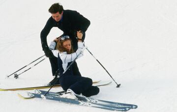 Una mujer choca con el Príncipe Carlos en las pistas de esquí de Klosters, Suiza, durante sus vacaciones anuales de esquí en 1980. 