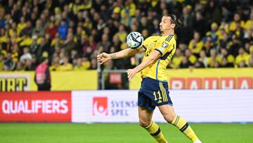 Ibrahimovic controla un bal¨®n ante B¨¦lgica.