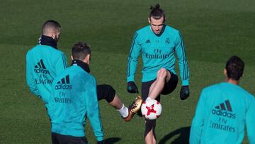 GRAF966. MADRID, 17/01/2018.- El delantero galés del Real Madrid Gareth Bale junto a sus compañeros, Karim Benzema (i) y Cristiano Ronaldo (2i) durante el entrenamiento realizado hoy en la Ciudad Deportiva de Valdebebas, en la víspera