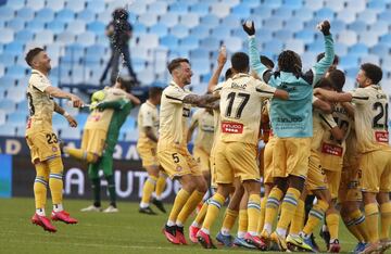 Los jugadores del Espanyol celebrando el ascenso matem¨¢tico a primera divisi¨®n