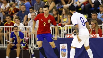 Sergio Lozano con el balón.