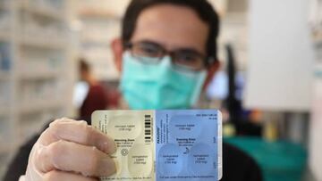 A pharmacy manager shows off a package of Pfizer Paxlovid pills on Jan. 13, 2022. (Chris Sweda/Chicago Tribune/Tribune News Service via Getty Images)