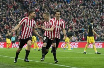 De Marcos celebra el 2-1 con Muniain y Lekue.