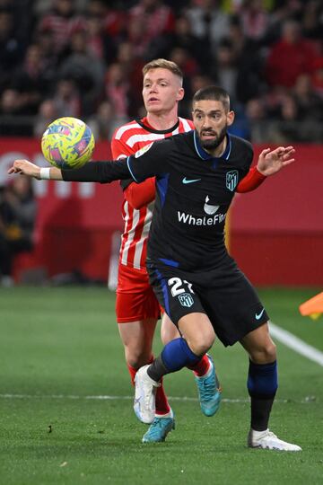 El jugador del Atlético, Yannick Carrasco, trata de controlar el balón ante la presión del jugador del Girona, Viktor Tsygankov.