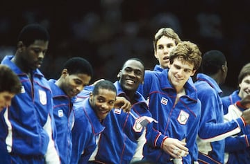 El escolta, por entonces de 22 años, fue el máximo anotador de la Selección de Estados Unidos en la conquista de los Juegos Olímpicos de 1984, compartiendo equipo con Chris Mullin y Patrick Ewing.