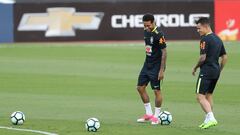 Neymar y Coutinho, en un entrenamiento de la selecci&oacute;n brasile&ntilde;a.
