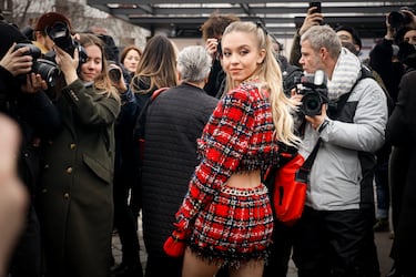 Sydney Sweeney en el exterior del desfile de Balmain durante la Semana de la Moda de París, Otoño/Invierno, el 28 de febrero de 2020 en París, Francia.