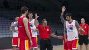 Scariolo le da instrucciones a Fernando San Emeterio.