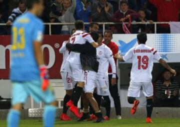 2-2. Gameiro celebró el goldel empate del conjunto sevillista.